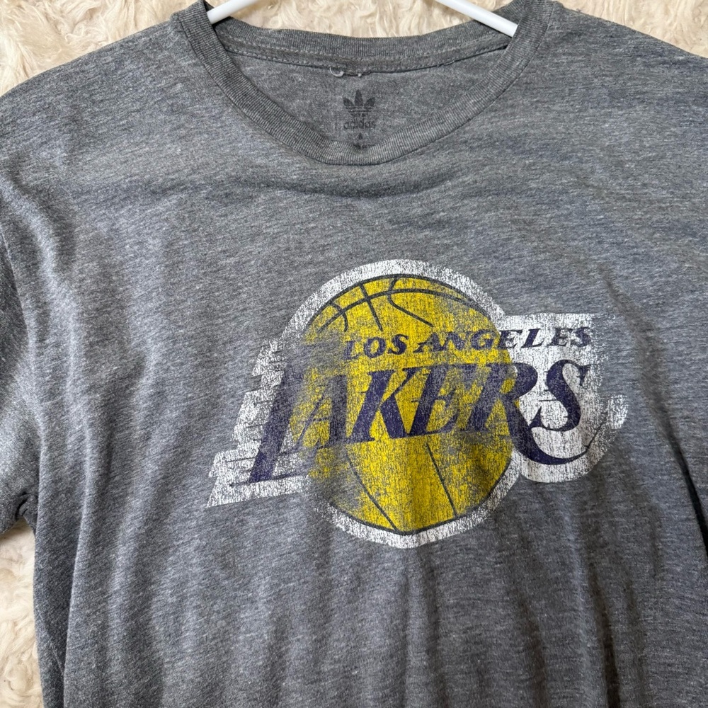 LA Lakers fan with distressed graphic for vintage look🏀